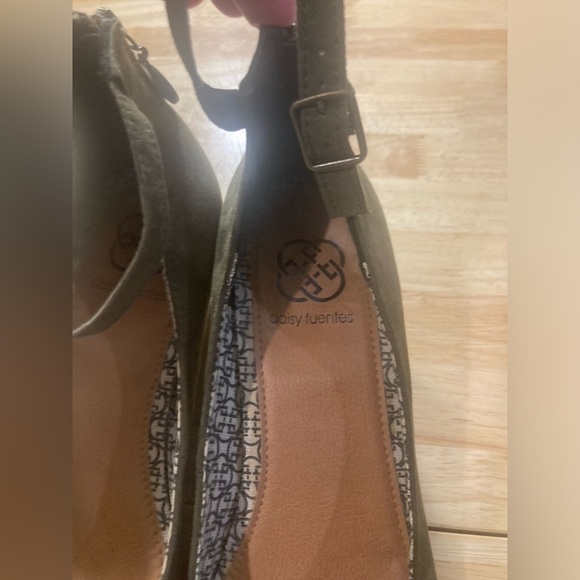 Beautiful Daisy Fuentes Mary Jane style wedge shoes in an army green like color - Picture 2 of 10